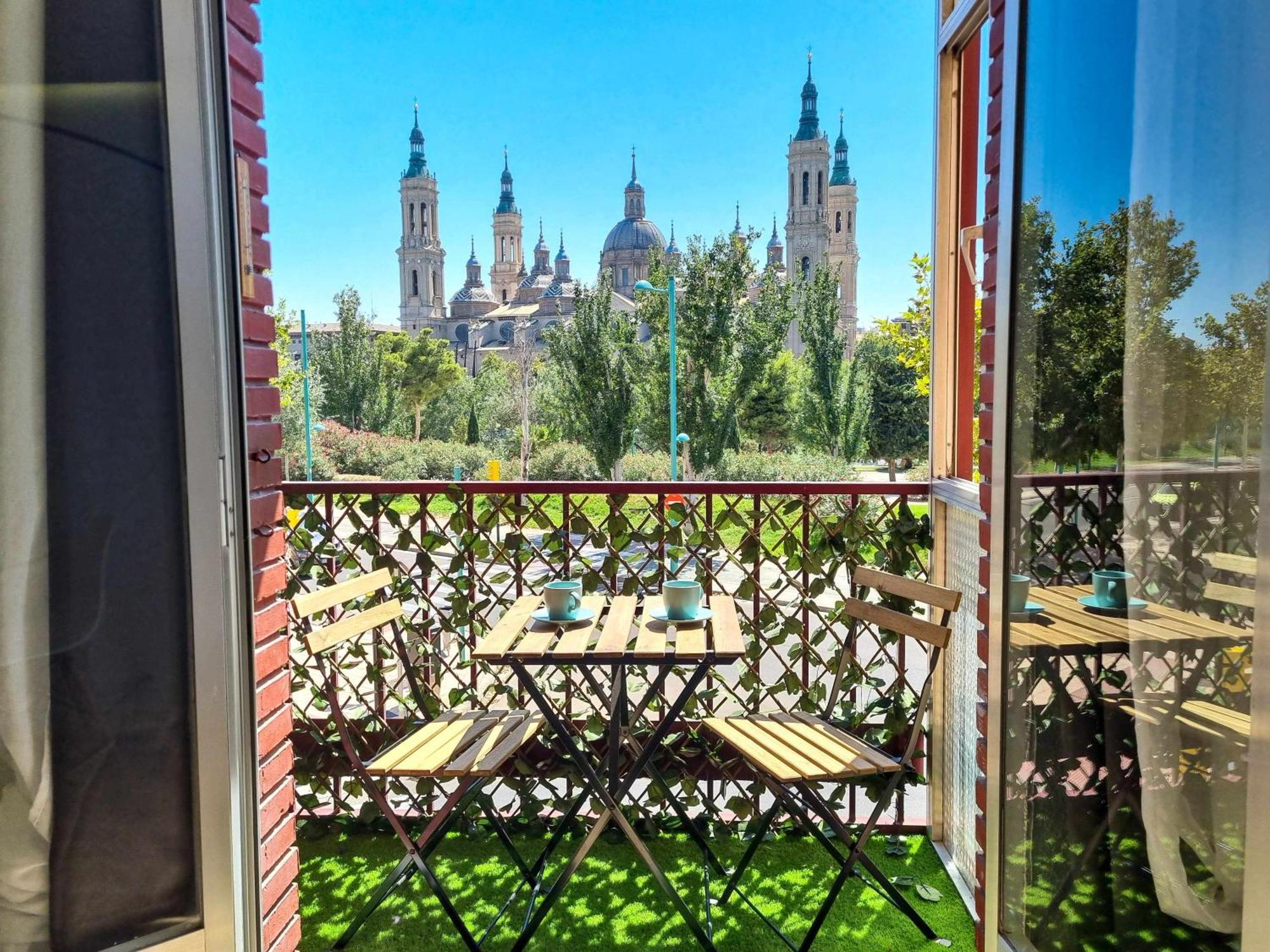 Front Views To El Pilar Comotucasa Zaragoza Exterior photo